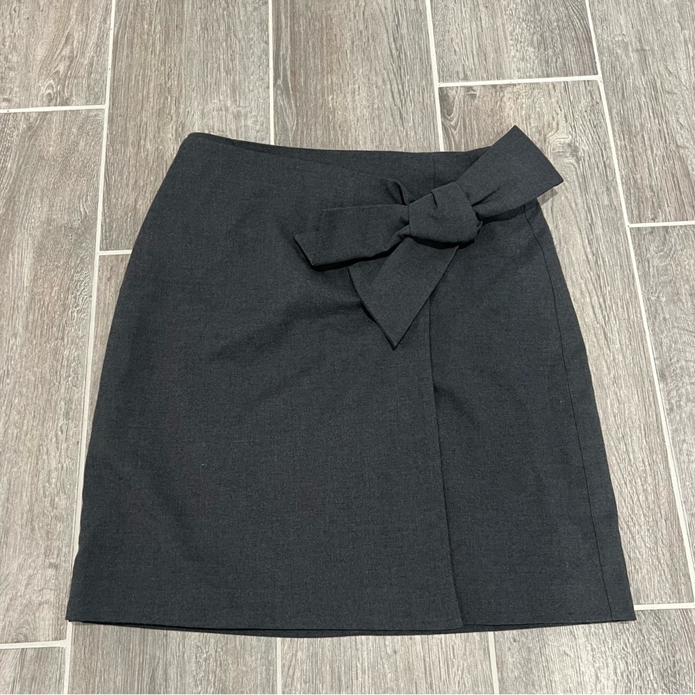 NWT! LOFT Charcoal Gray Bow-Detail Wrap Mini Skirt. Size 2. - Picture 2 of 8